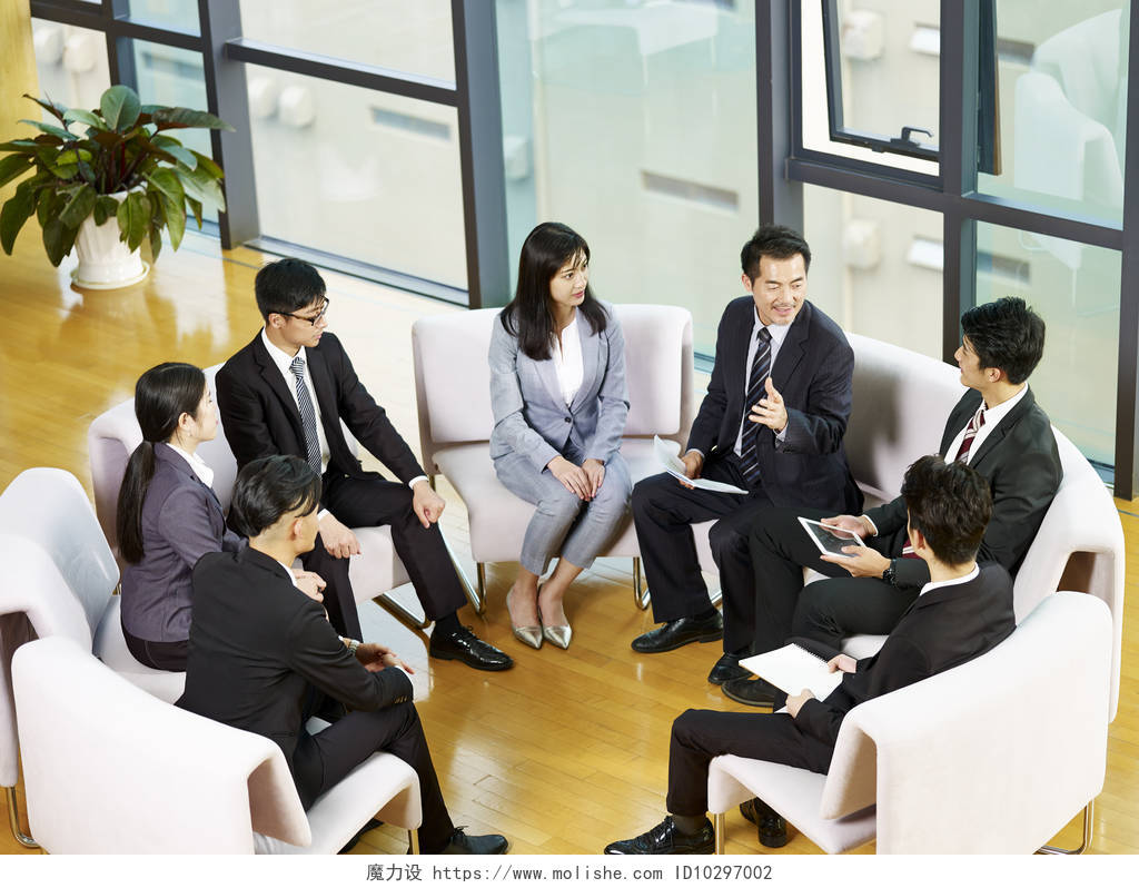 亚洲商界人士团队坐在一个圈子会议在办公室企业专业商务精英团队团队交流沟通会议商务男女商务沟通团队商务会议开会
